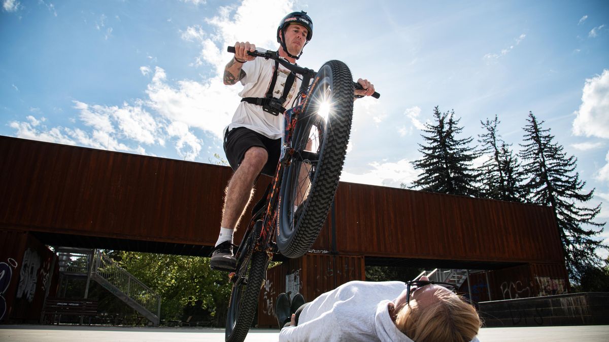 FOTO: Flipy a triky na obří rampě. Bajkeři na Výstavišti létají jako supermani